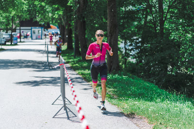 Julia Skala in Magenta OMNi-BiOTiC Power Team Anzug läuft Triathlon