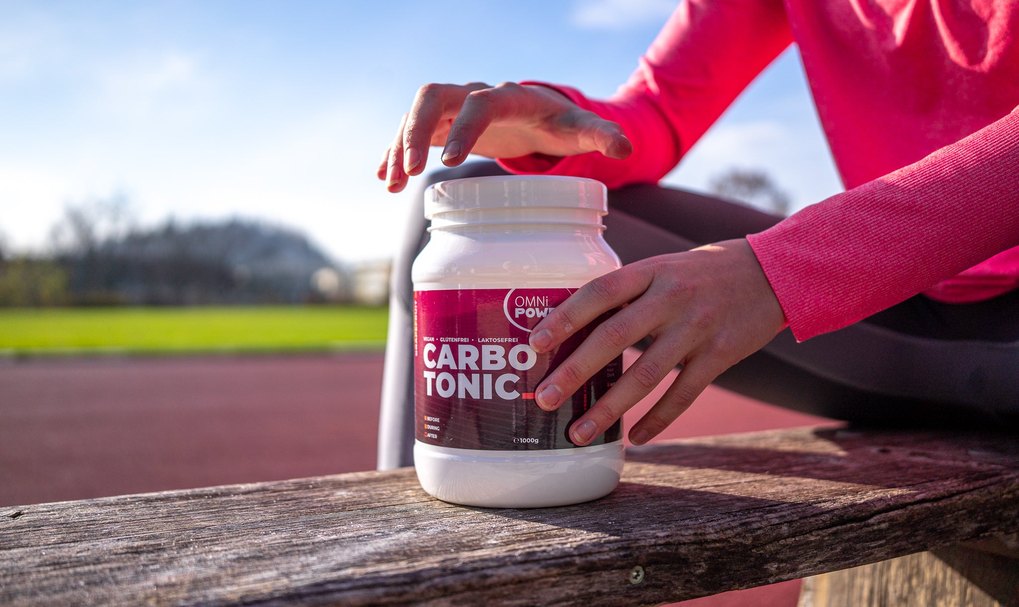 OMNi-POWER® Carbotonic wird geöffnet auf Sportplatz mit Laufbahn